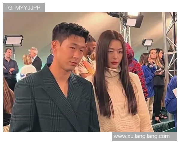 假扮足球明星出街的奇妙冒险与意外邂逅